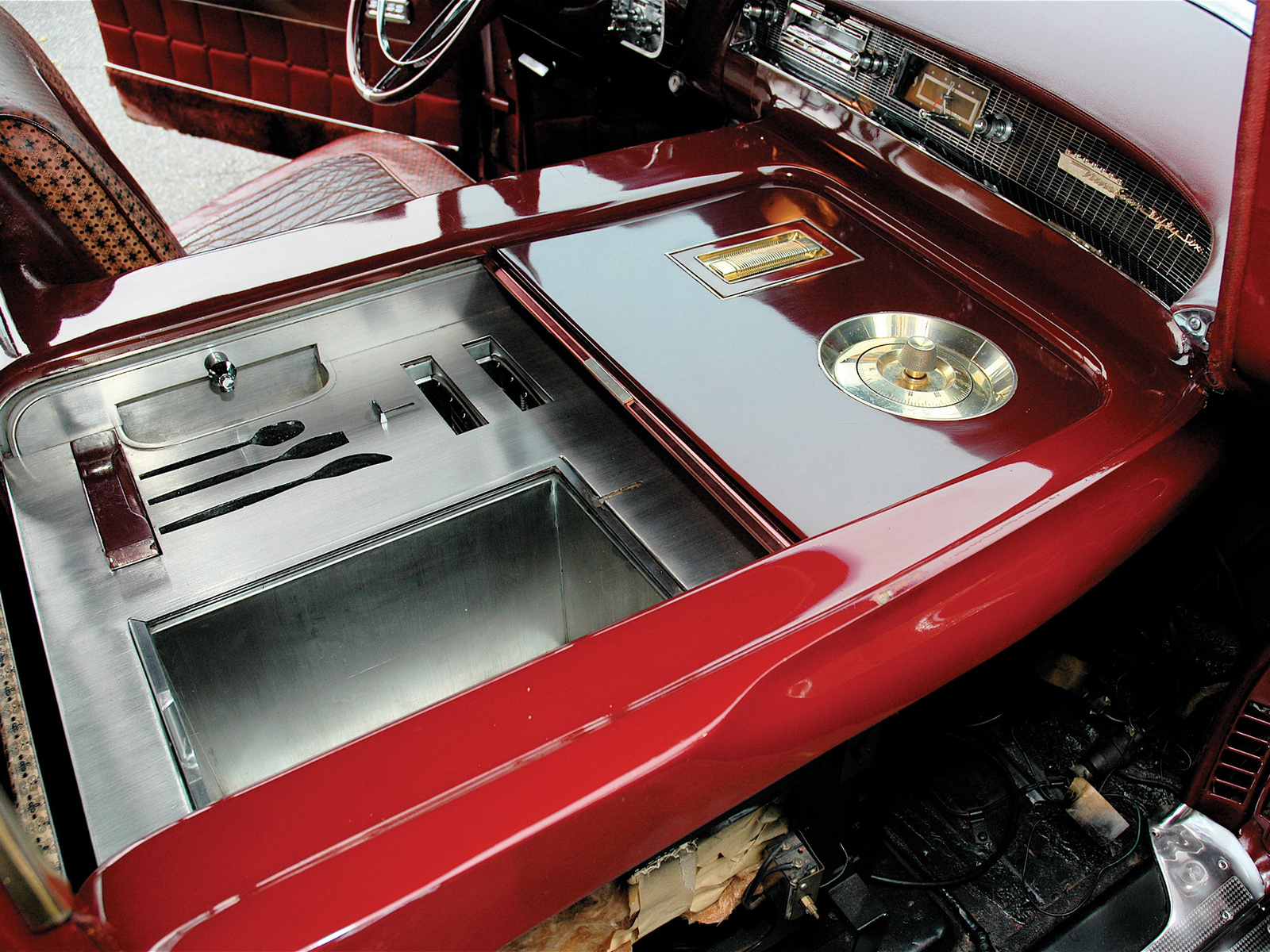 Model raises sliding shelf to access the kitchen sink with plenty of storage space for cutlery, crockery and glassware